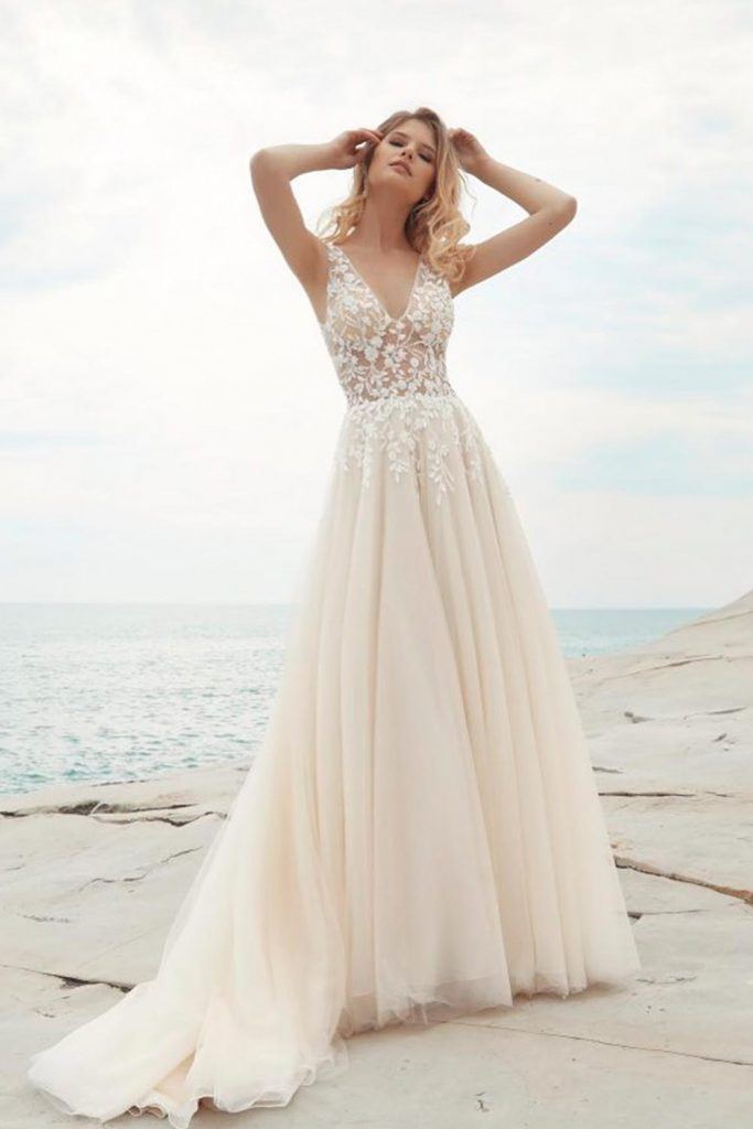 Classic Wedding Dress With Floral Embroidery #beautyfulweddingdress #wedding