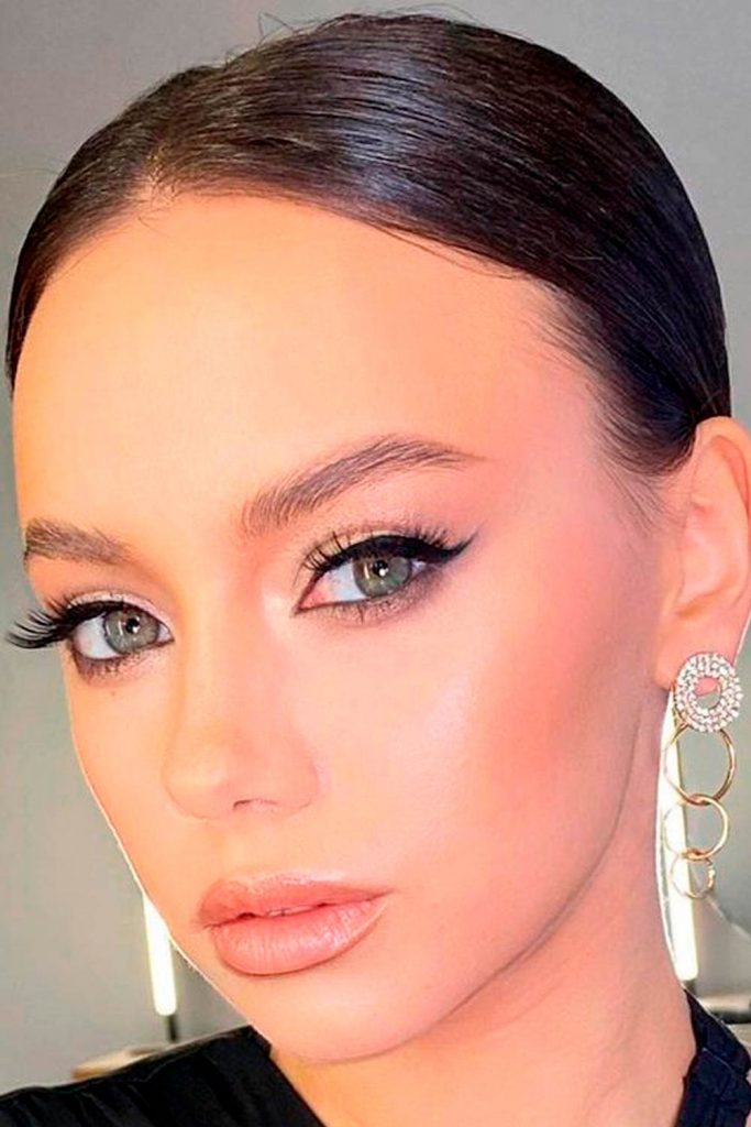 Natural Makeup Idea With Black Liquid Eyeliner