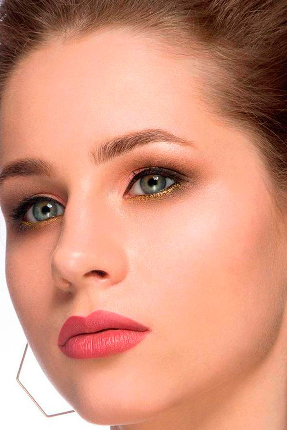 Natural Looks With Fresh Lips Color