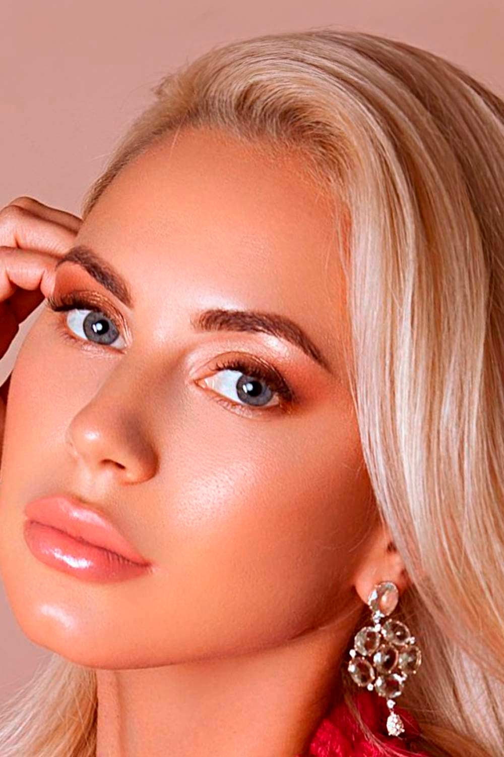 Natural Makeup Looks With Highlighter Glow