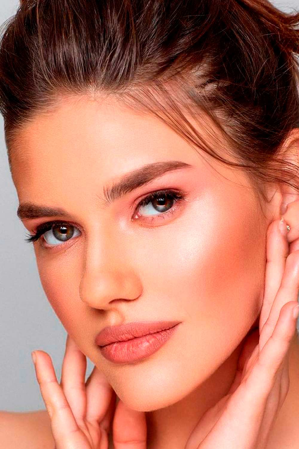 Natural Makeup Looks With Highlighter Glow