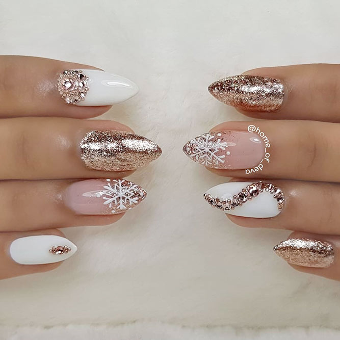 Gold Glitter Nails With Snowflakes Art #glitternails #ombrenails #winternails