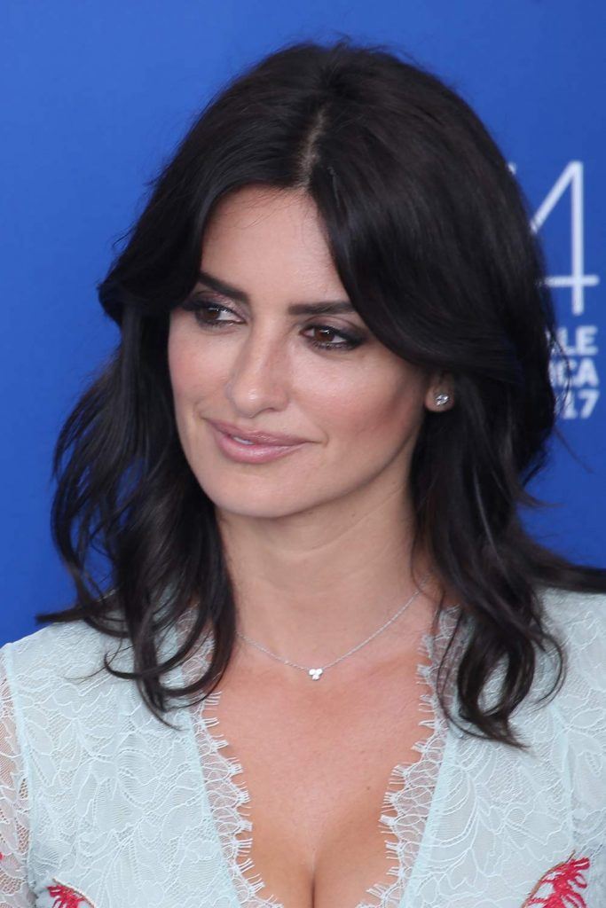 Penelope Cruz's Dark Layered Bob