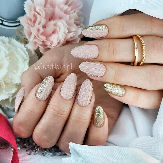 Elegant Nude Knitted Nails #nudenails #knittednails #goldnails